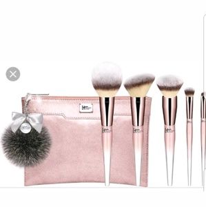 IT cosmetics chic in the city makeup brush set